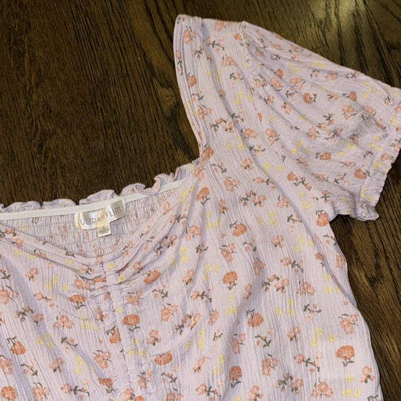 Spring Floral Crop Top 🌷 - Picture 2 of 3